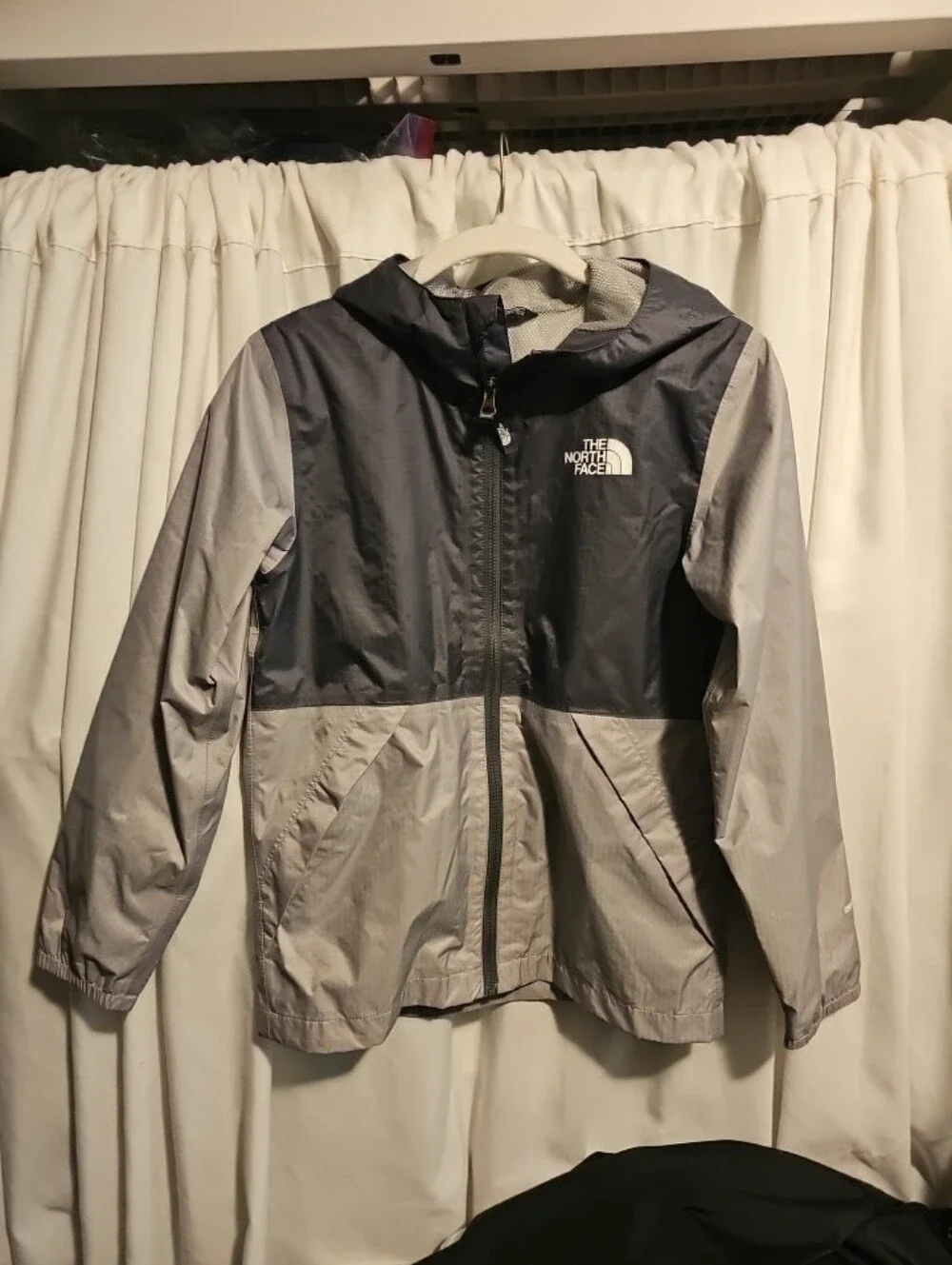 The North Face  Lightweight Hooded Rain Jacket in Navy and Gray Sz. M